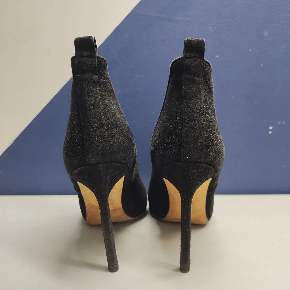 Manolo Blahnik suede stiletto usps